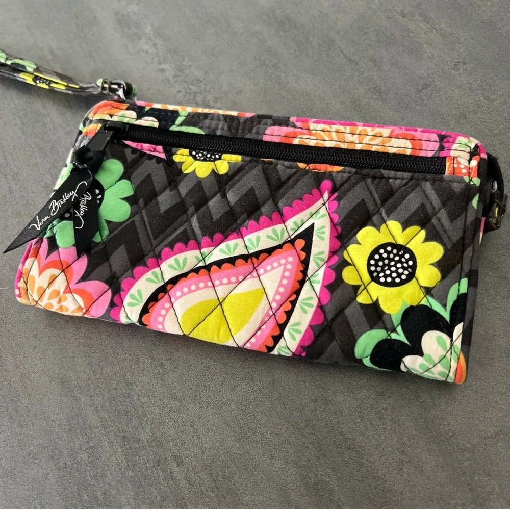 Vera Bradley‎ Ziggy Zinnia Retired Pattern Quilted Clutch Wallet Wristlet Strap